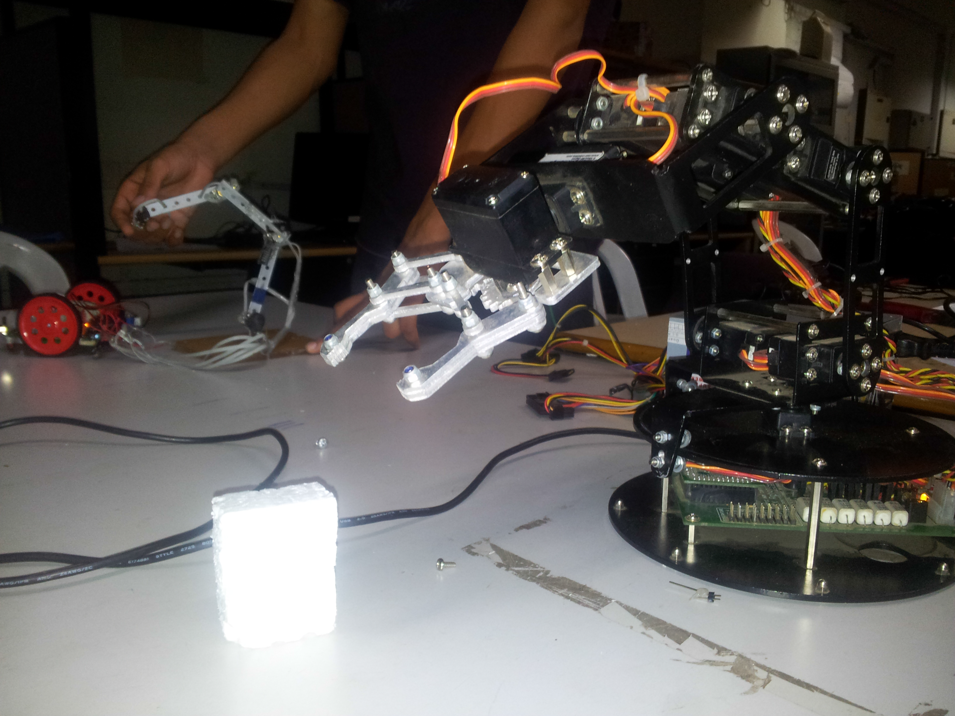 Remote Controlled Robotic Arm with Parallel Simulation